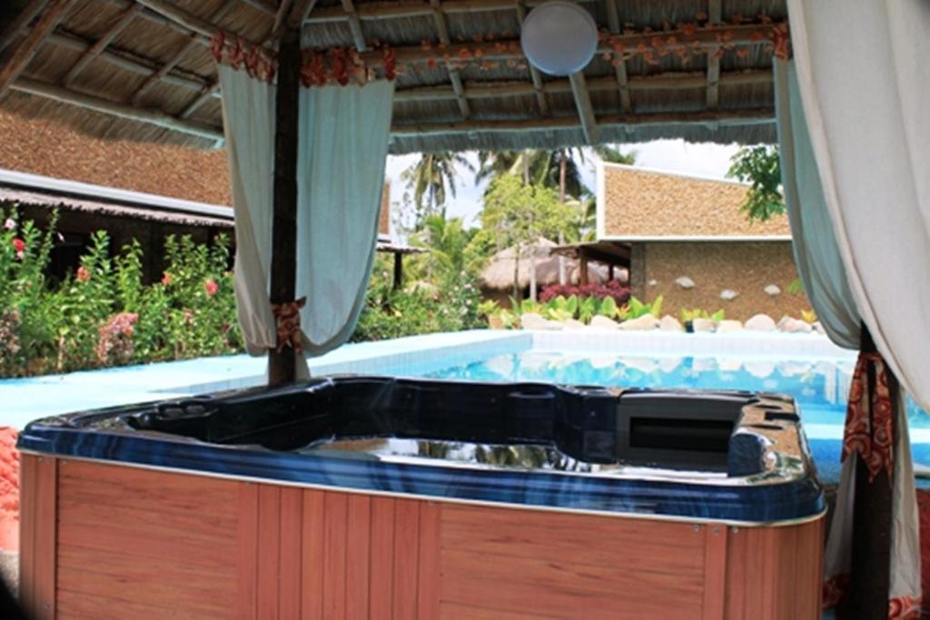 Cooper'S Beach Resort Lucbuan Bagian luar foto