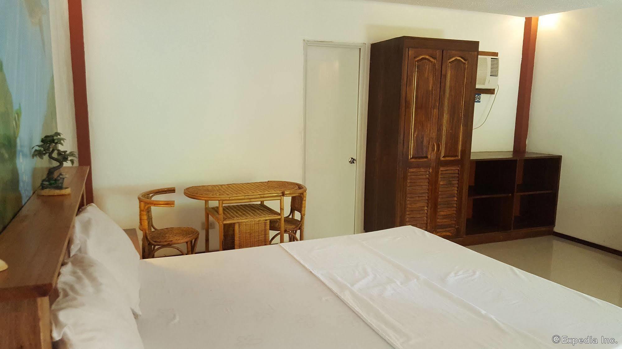 Cooper'S Beach Resort Lucbuan Bagian luar foto